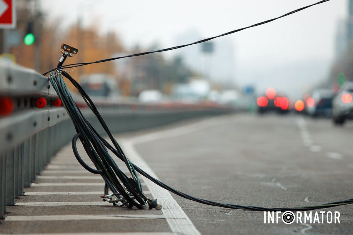 В Днепре на Набережной Победы BMW снесла столб: работают чрезвычайные службы, движение перекрыли - машины разворачивают 26