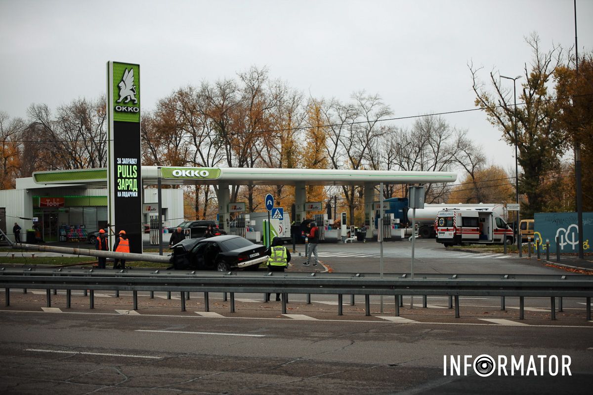 В Днепре на Набережной Победы BMW снесла столб: работают чрезвычайные службы, движение перекрыли - машины разворачивают 27