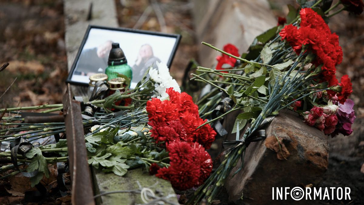 У Дніпрі до багатоповерхівки, в яку влучив ворожий безпілотник, приносять квіти