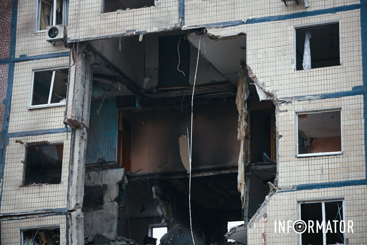 У Дніпрі поблизу зруйнованої багатоповерхівки приносять квіти 1