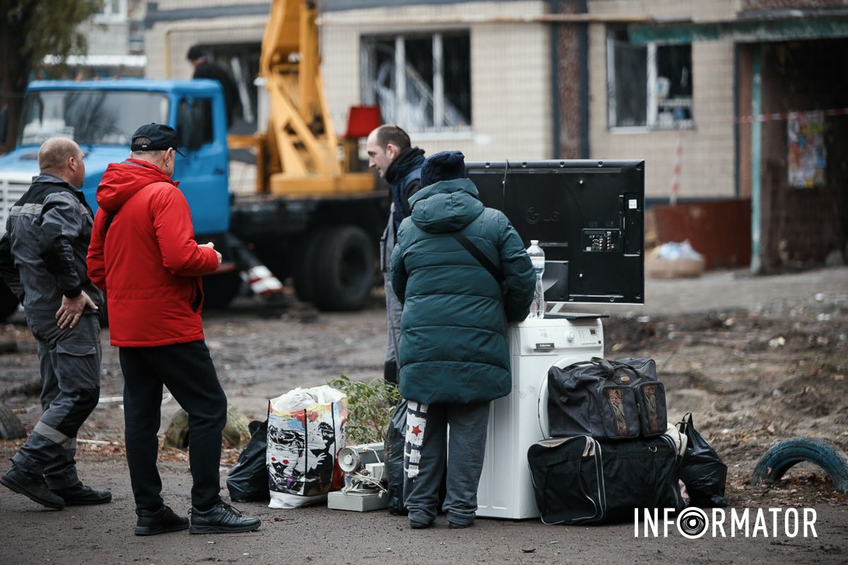 У Дніпрі поблизу зруйнованої багатоповерхівки приносять квіти 5