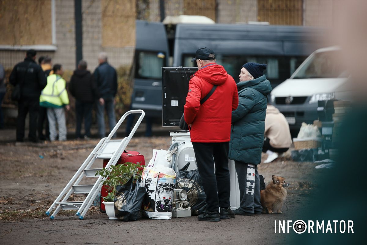 У Дніпрі поблизу зруйнованої багатоповерхівки приносять квіти 7