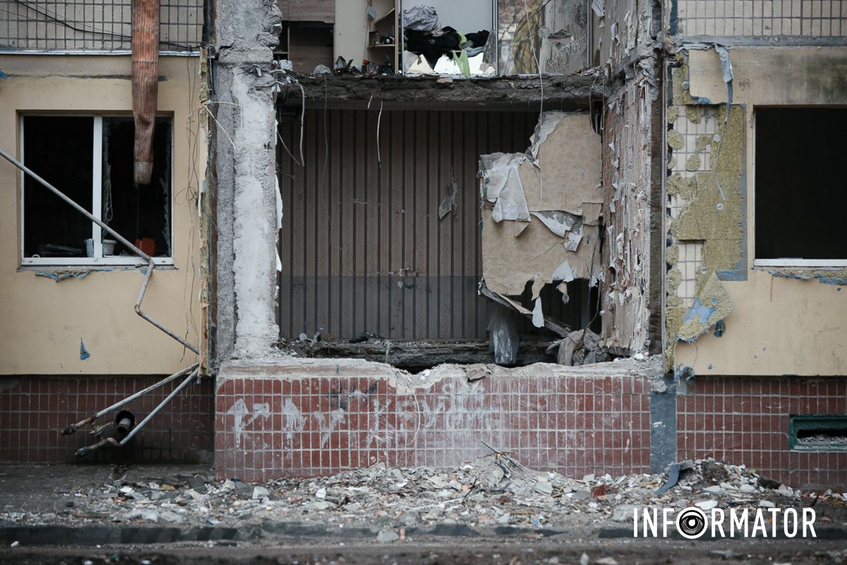 У Дніпрі поблизу зруйнованої багатоповерхівки приносять квіти 6