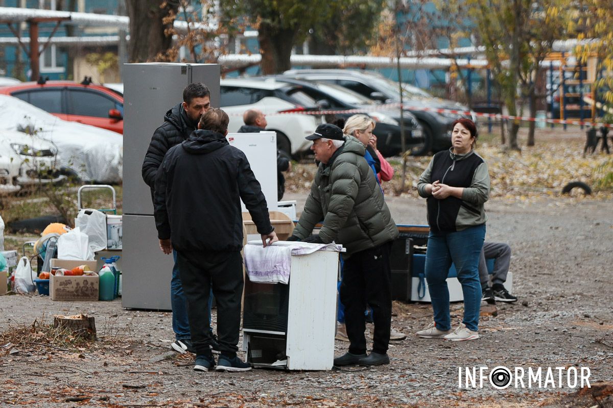 У Дніпрі поблизу зруйнованої багатоповерхівки приносять квіти 4