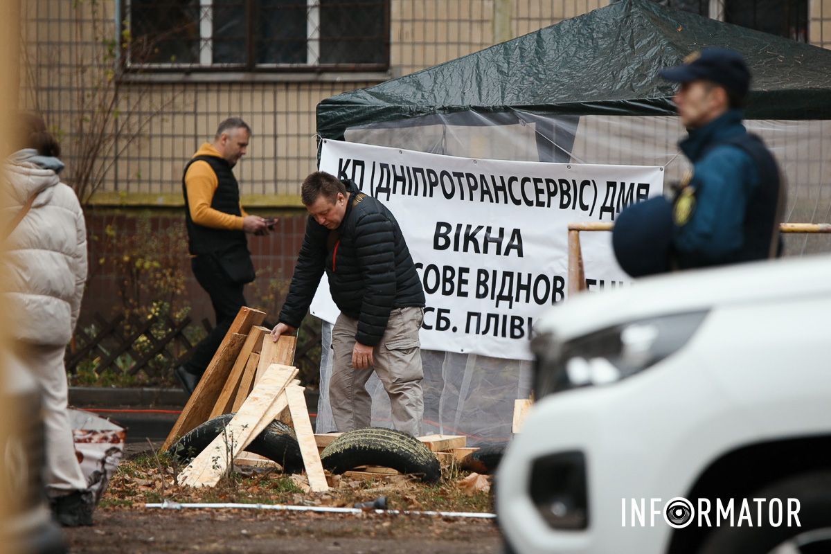 У Дніпрі поблизу зруйнованої багатоповерхівки приносять квіти 3