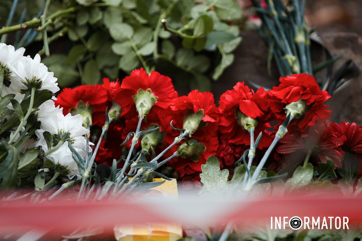 У Дніпрі поблизу зруйнованої багатоповерхівки приносять квіти 9