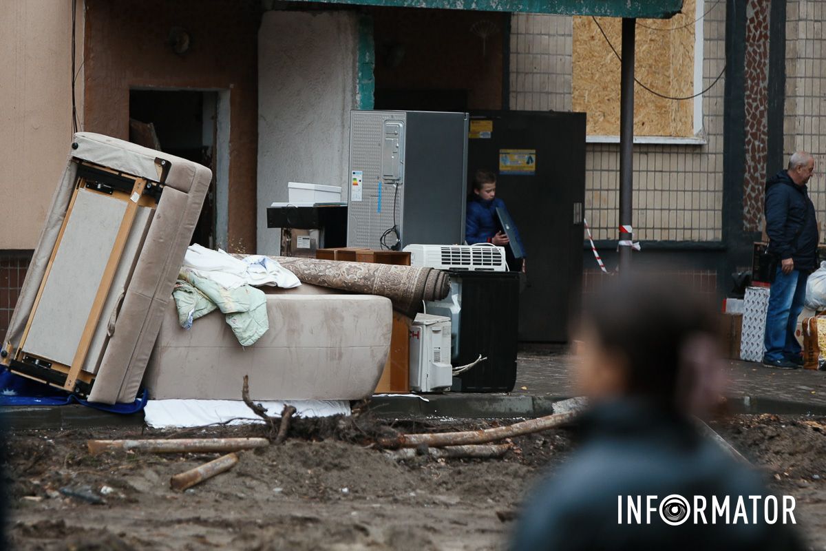 У Дніпрі поблизу зруйнованої багатоповерхівки приносять квіти 10