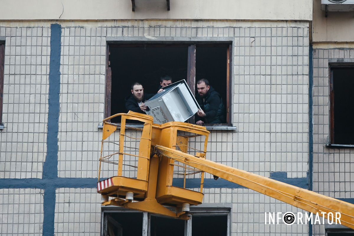 У Дніпрі поблизу зруйнованої багатоповерхівки приносять квіти 13