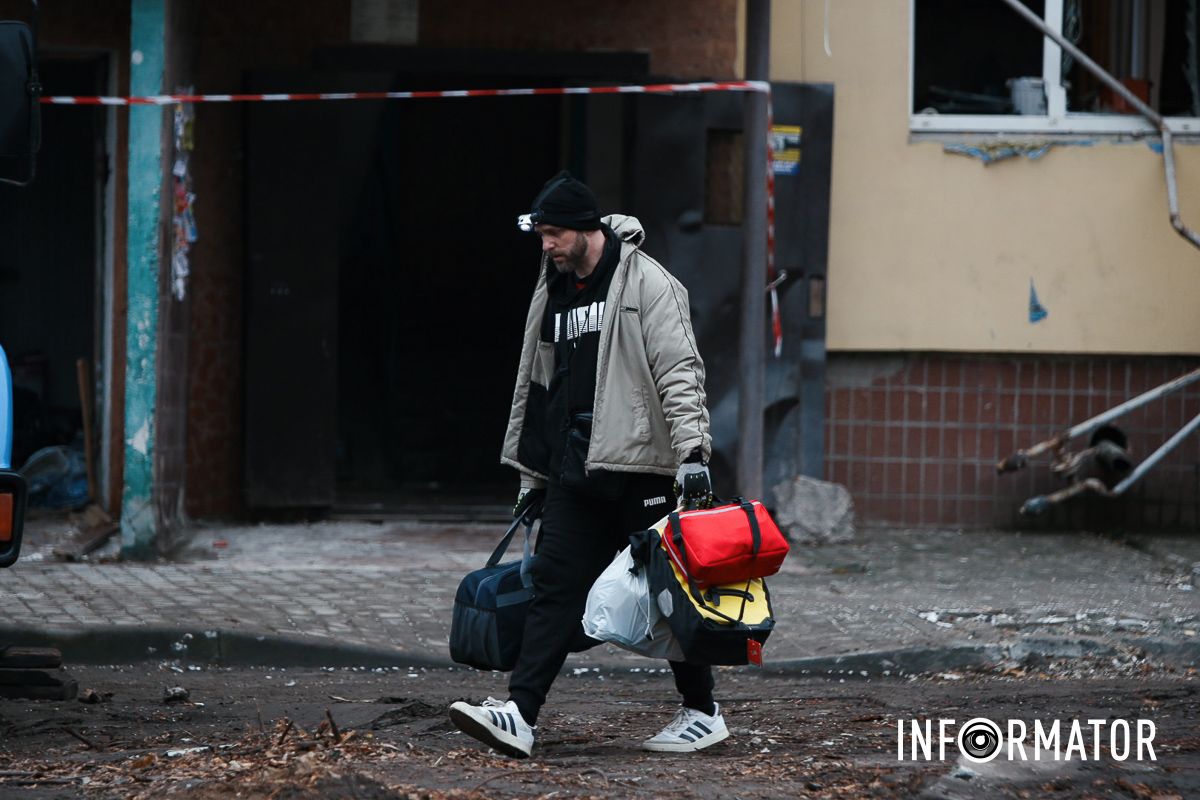 У Дніпрі поблизу зруйнованої багатоповерхівки приносять квіти 11