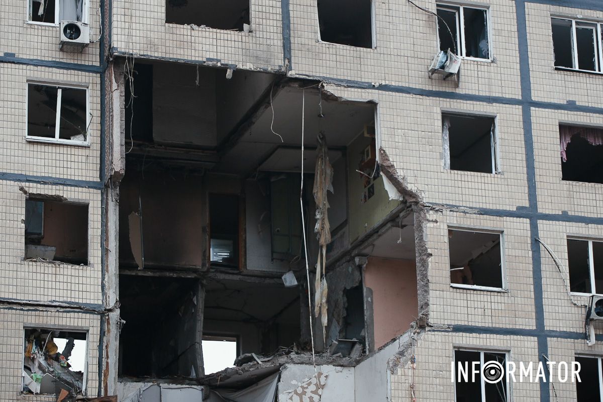 У Дніпрі поблизу зруйнованої багатоповерхівки приносять квіти 15