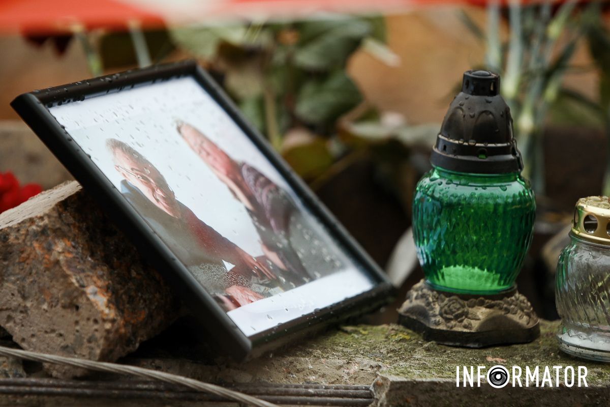 У Дніпрі поблизу зруйнованої багатоповерхівки приносять квіти 20