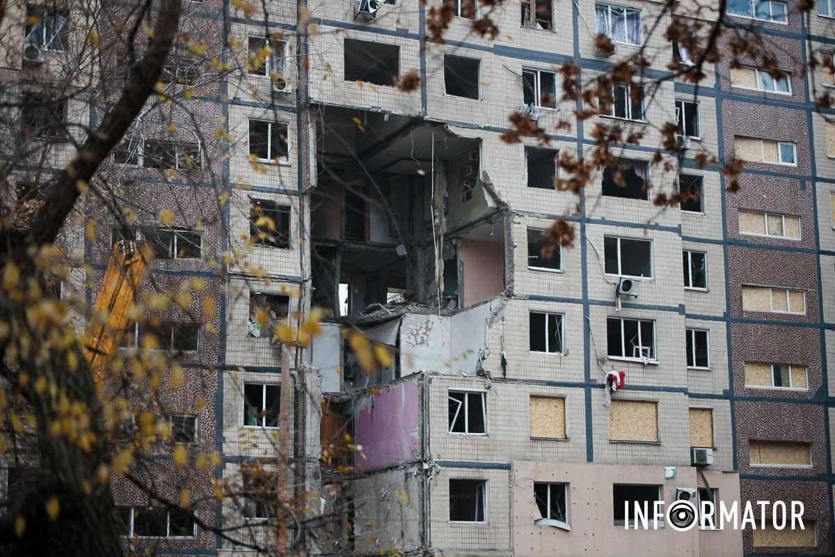 У Дніпрі поблизу зруйнованої багатоповерхівки приносять квіти 19