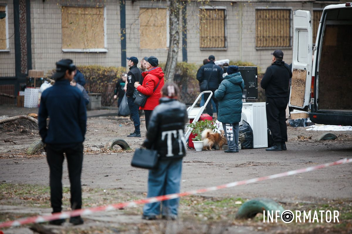 У Дніпрі поблизу зруйнованої багатоповерхівки приносять квіти 18