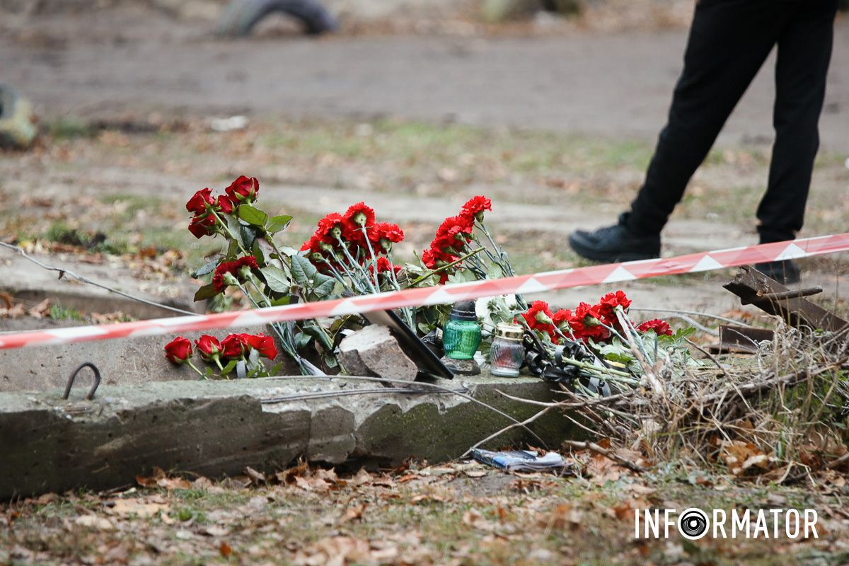 У Дніпрі поблизу зруйнованої багатоповерхівки приносять квіти 17