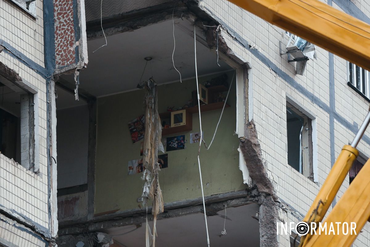 У Дніпрі поблизу зруйнованої багатоповерхівки приносять квіти 23