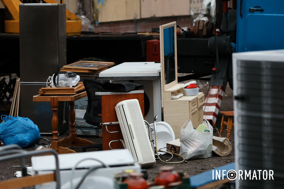 У Дніпрі поблизу зруйнованої багатоповерхівки приносять квіти 22