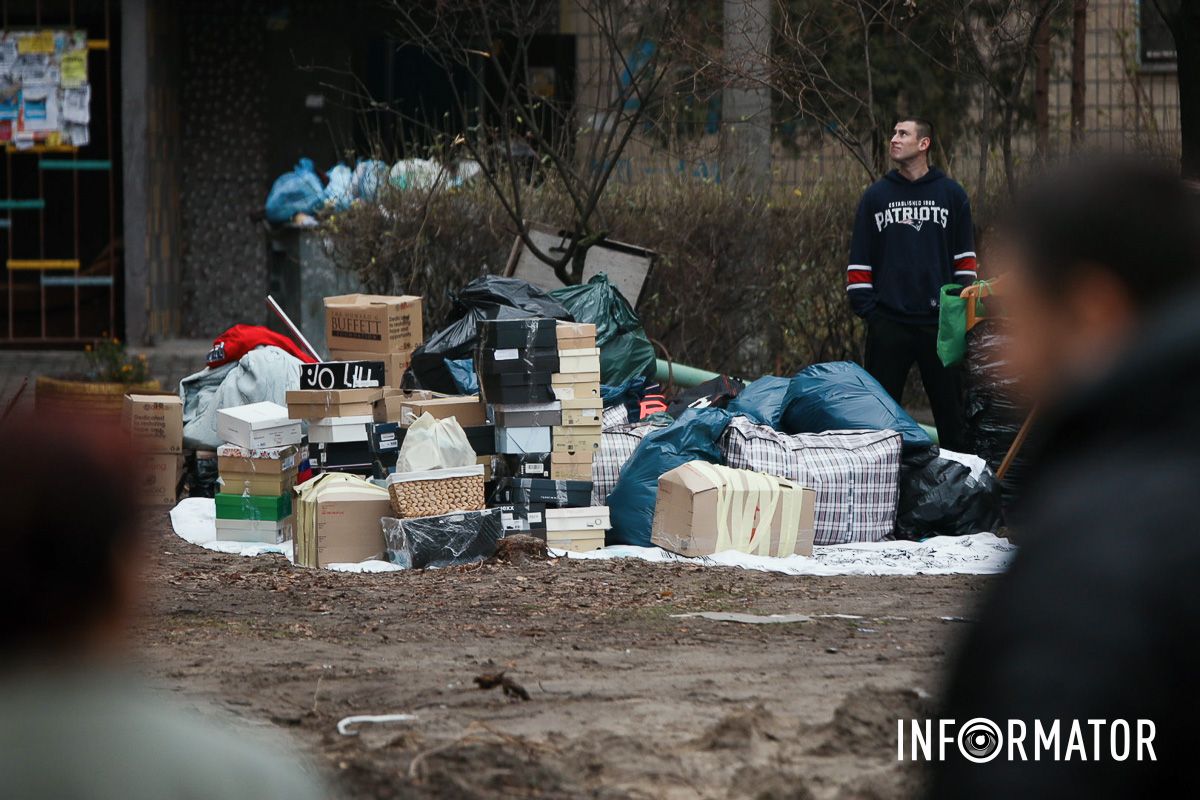 У Дніпрі поблизу зруйнованої багатоповерхівки приносять квіти 21