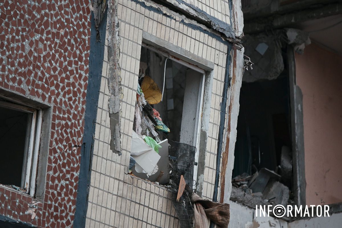 У Дніпрі поблизу зруйнованої багатоповерхівки приносять квіти 26