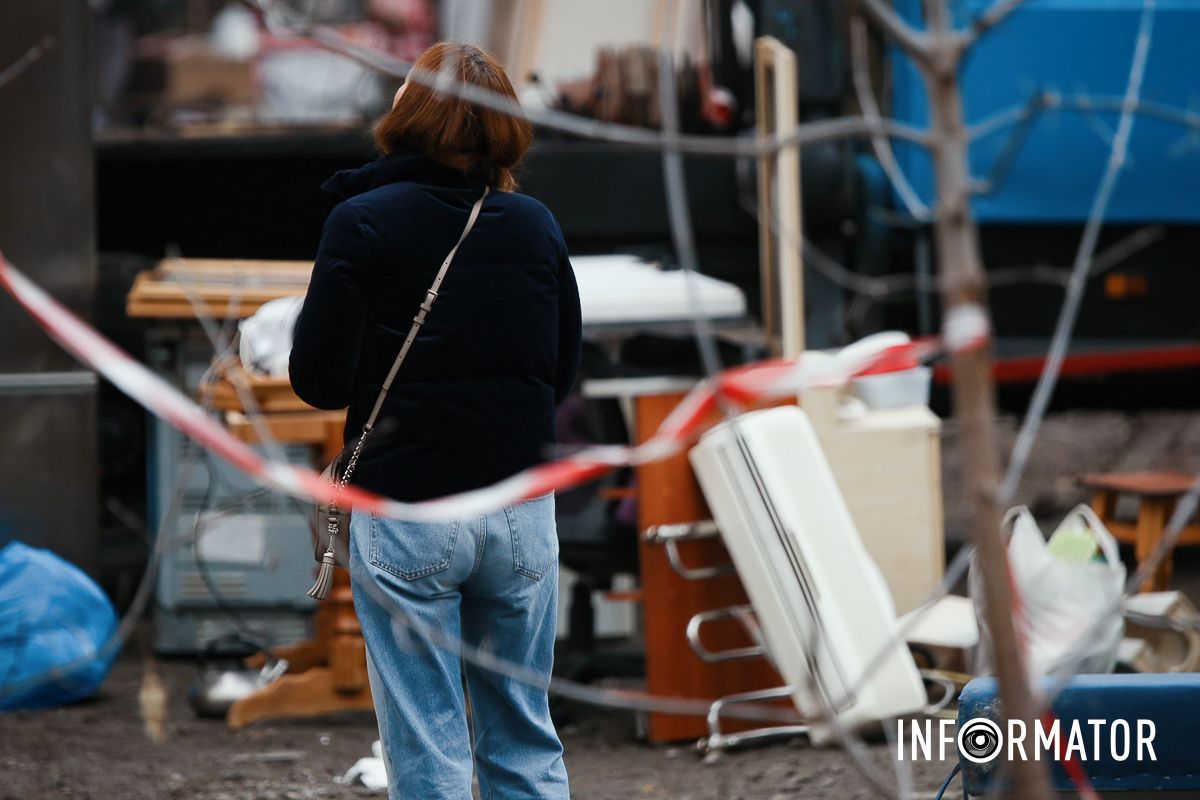 У Дніпрі поблизу зруйнованої багатоповерхівки приносять квіти 24