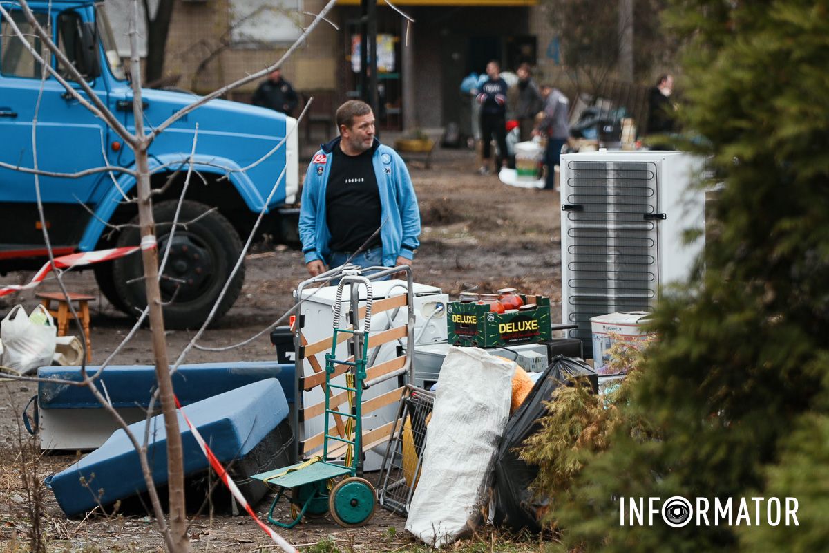 У Дніпрі поблизу зруйнованої багатоповерхівки приносять квіти 28