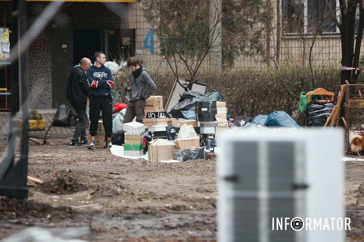 У Дніпрі поблизу зруйнованої багатоповерхівки приносять квіти 32