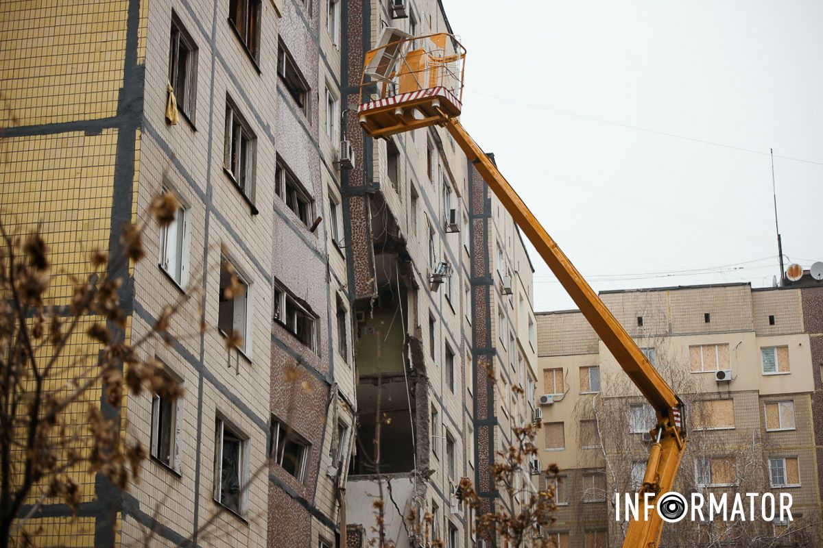 У Дніпрі поблизу зруйнованої багатоповерхівки приносять квіти 31