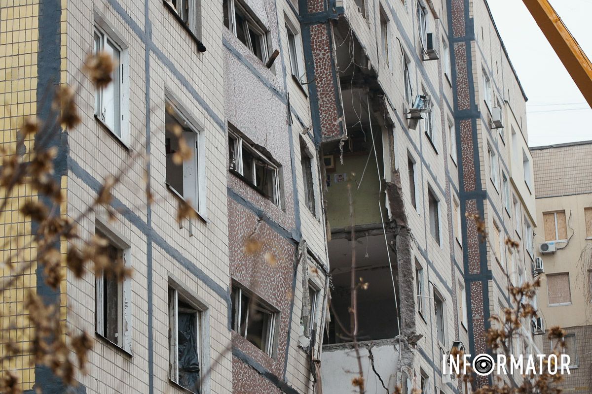 У Дніпрі поблизу зруйнованої багатоповерхівки приносять квіти 30