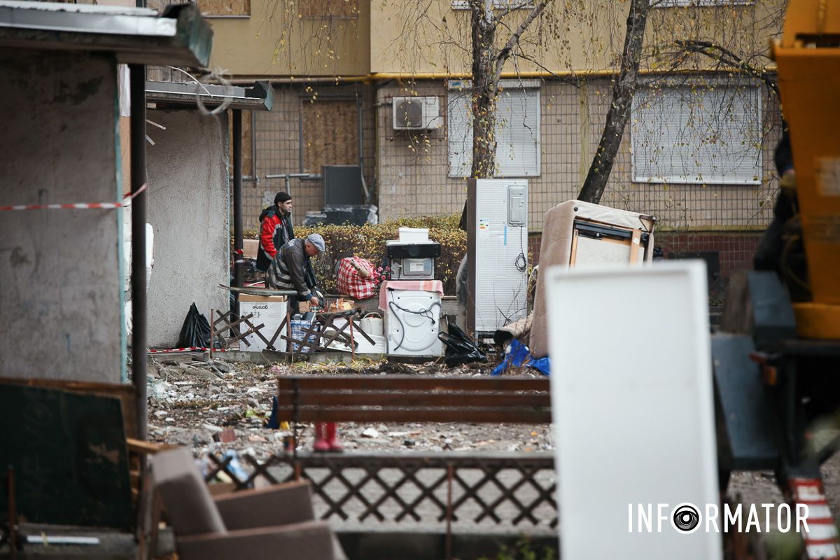 У Дніпрі поблизу зруйнованої багатоповерхівки приносять квіти 29