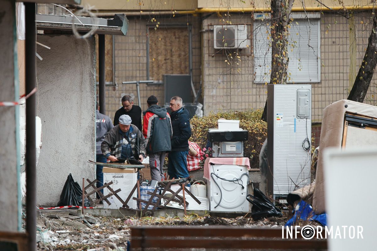 У Дніпрі поблизу зруйнованої багатоповерхівки приносять квіти 27