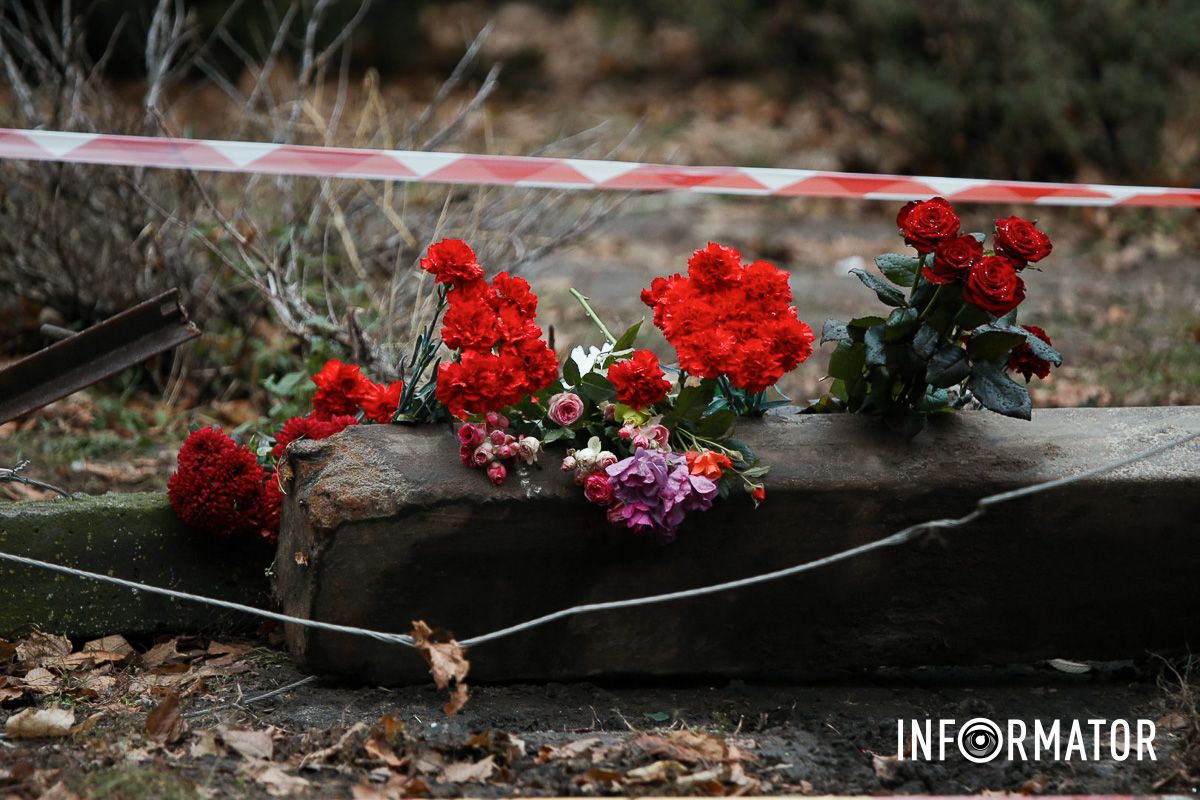 У Дніпрі поблизу зруйнованої багатоповерхівки приносять квіти 38