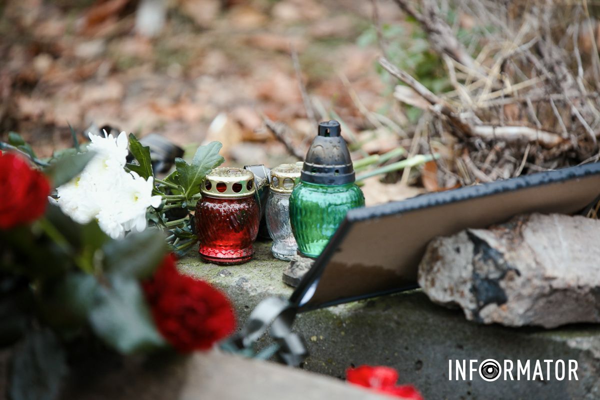 У Дніпрі поблизу зруйнованої багатоповерхівки приносять квіти 35