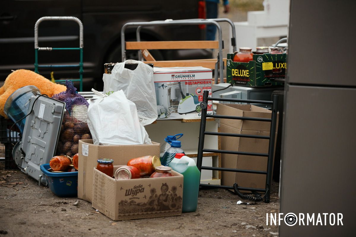 У Дніпрі поблизу зруйнованої багатоповерхівки приносять квіти 34