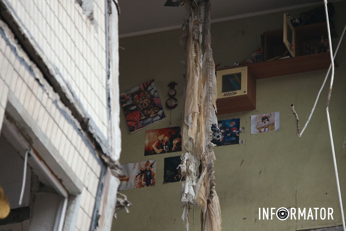 У Дніпрі поблизу зруйнованої багатоповерхівки приносять квіти 36