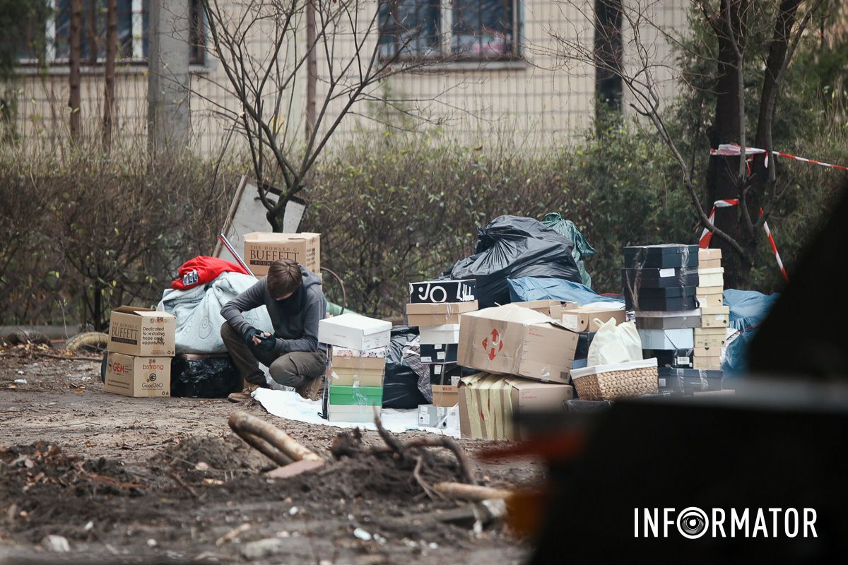 У Дніпрі поблизу зруйнованої багатоповерхівки приносять квіти 37