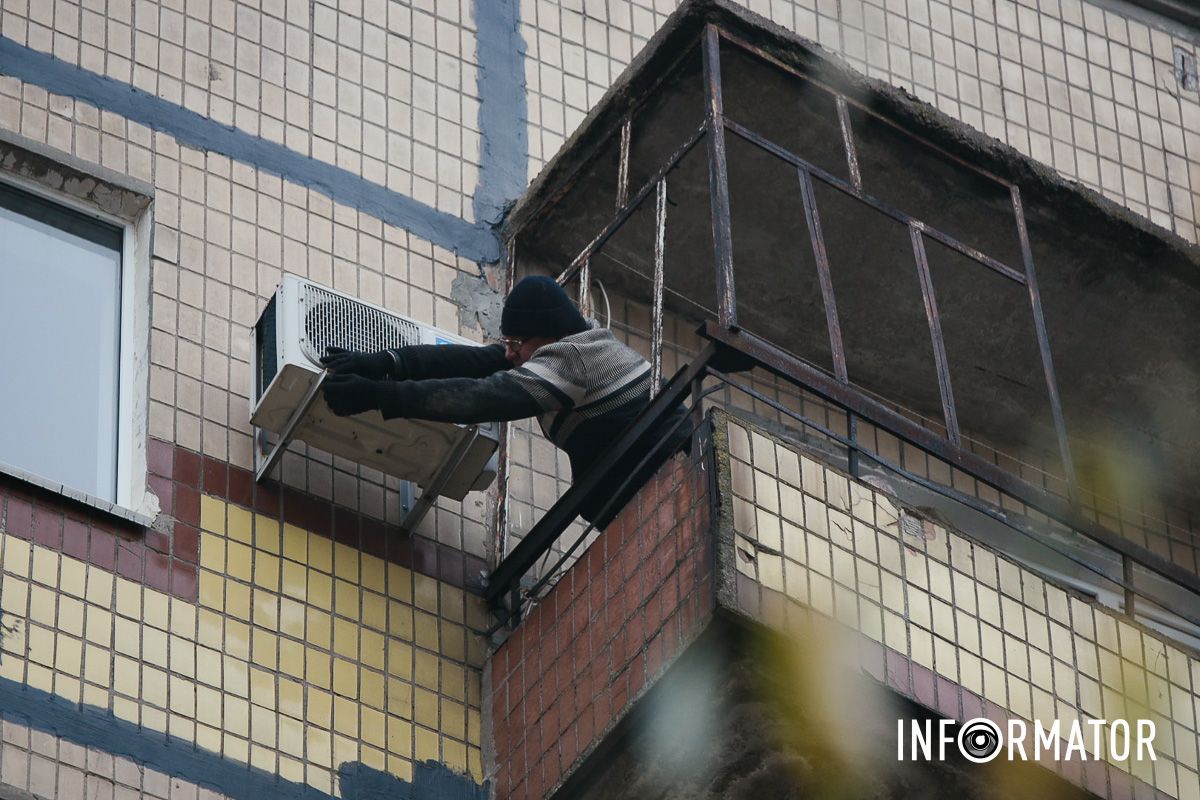 У Дніпрі поблизу зруйнованої багатоповерхівки приносять квіти 41