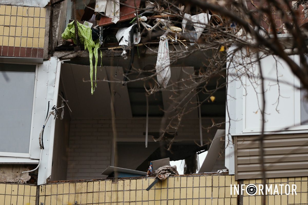 У Дніпрі поблизу зруйнованої багатоповерхівки приносять квіти 42