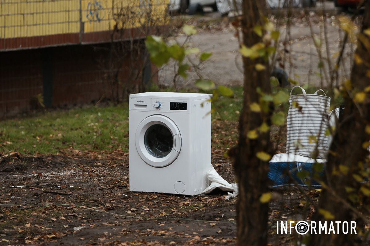 У Дніпрі поблизу зруйнованої багатоповерхівки приносять квіти 40