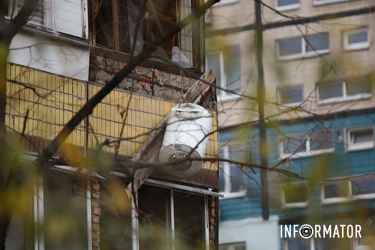 У Дніпрі поблизу зруйнованої багатоповерхівки приносять квіти 39