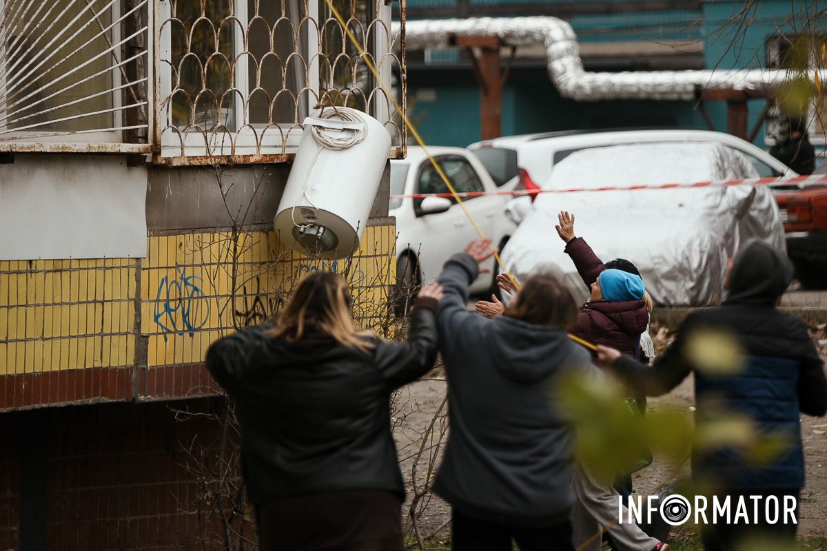 У Дніпрі поблизу зруйнованої багатоповерхівки приносять квіти 43