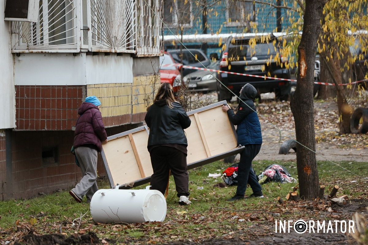 У Дніпрі поблизу зруйнованої багатоповерхівки приносять квіти 46