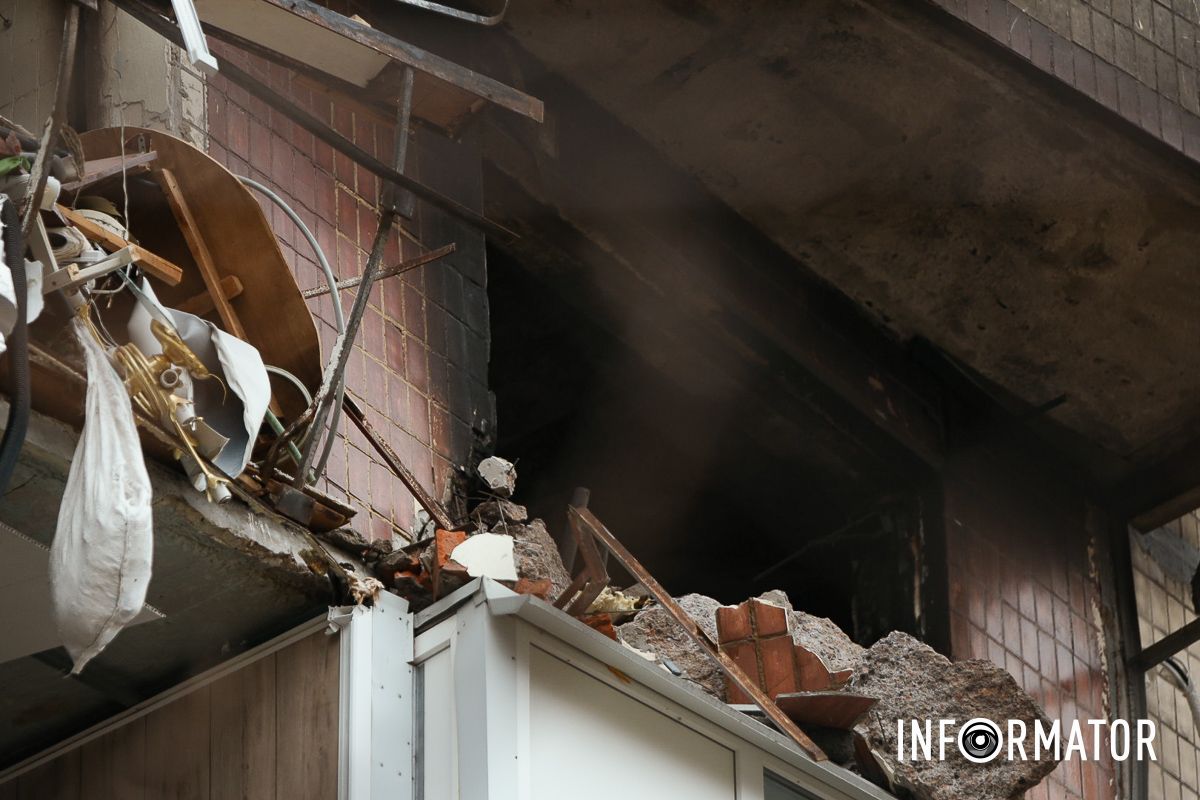 У Дніпрі поблизу зруйнованої багатоповерхівки приносять квіти 45