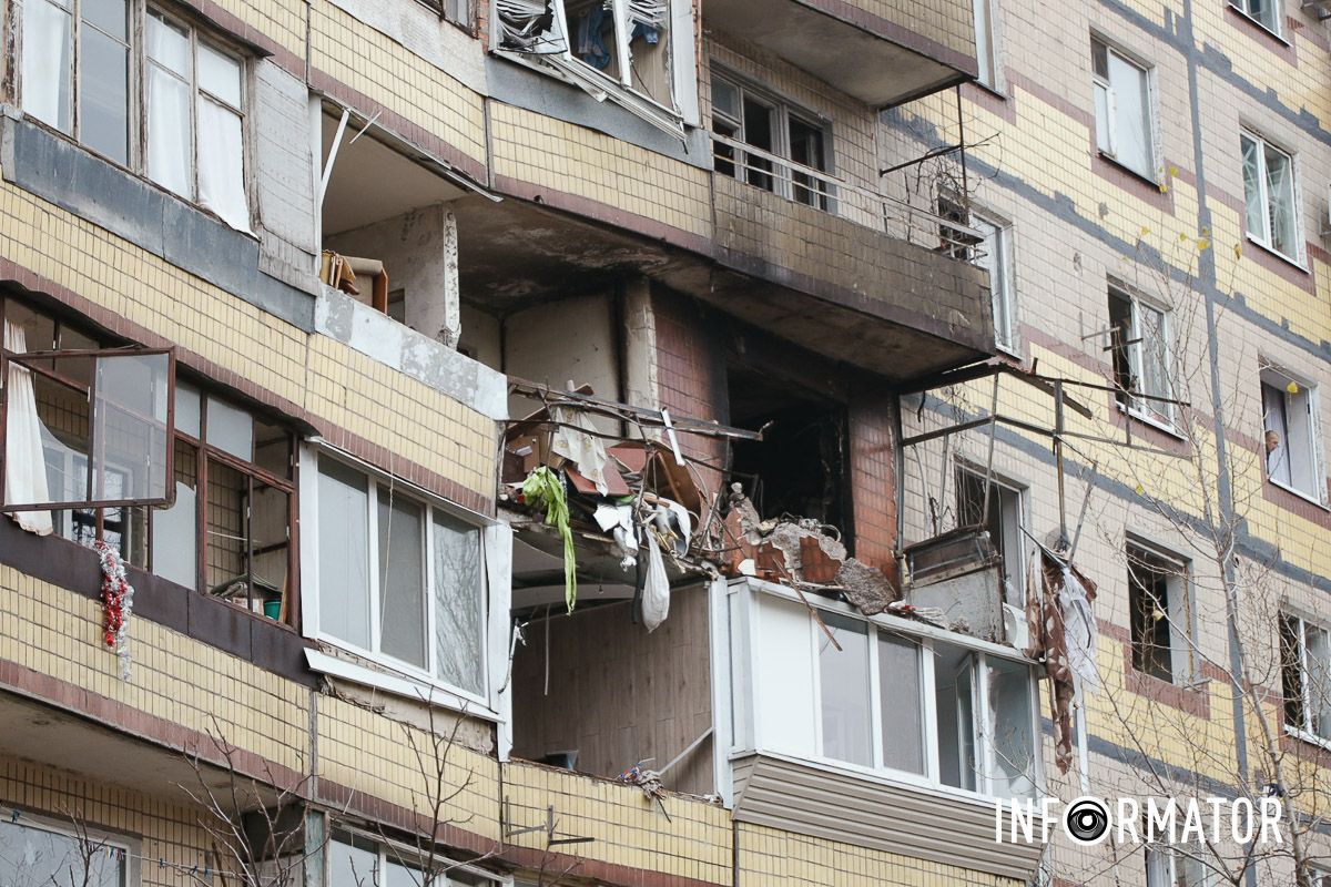 У Дніпрі поблизу зруйнованої багатоповерхівки приносять квіти 47