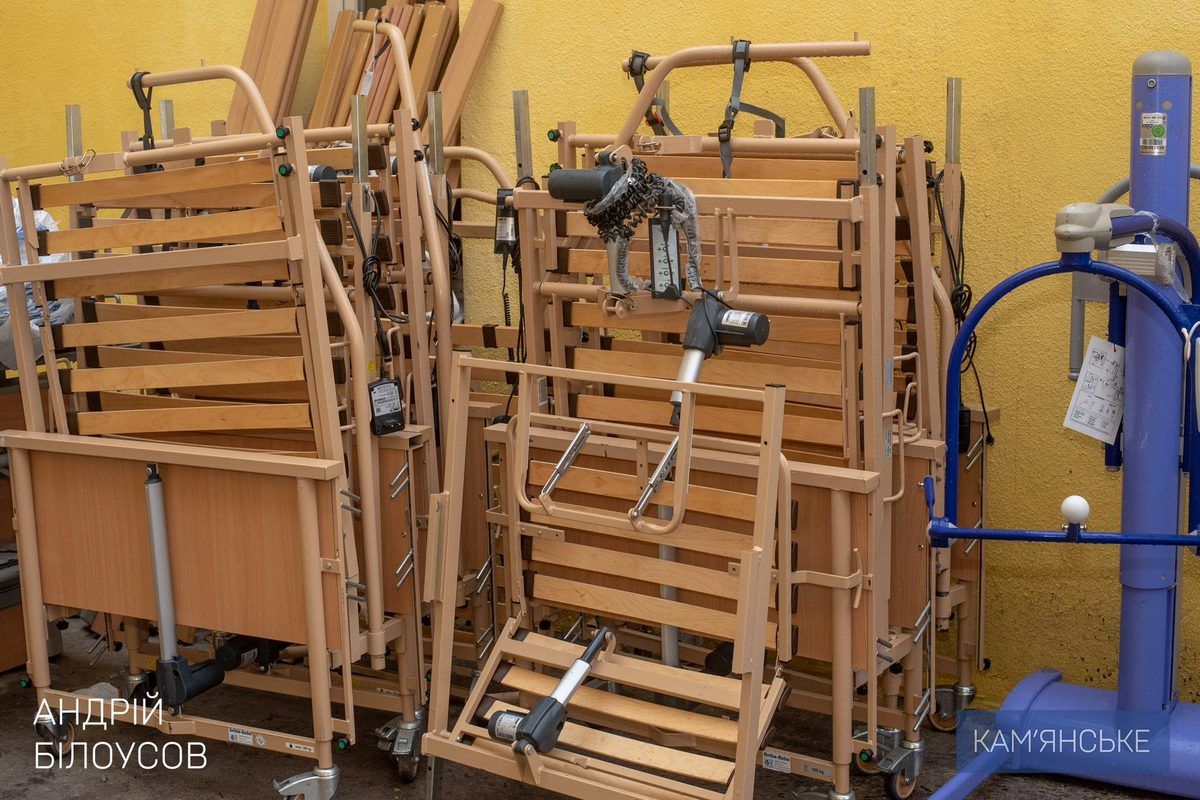 Серед отриманого — лікарняні ліжка, візки, пересувні підйомники Для медичних закладів та установ соціального захисту: у Кам’янське прибула гуманітарна допомога з Німеччини 4