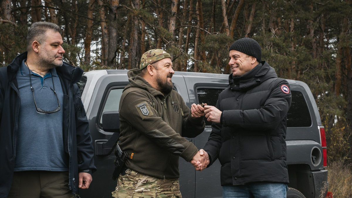 Мер Кам’янського та керівник фонду «Осоння України» передали Hummer Захисникам