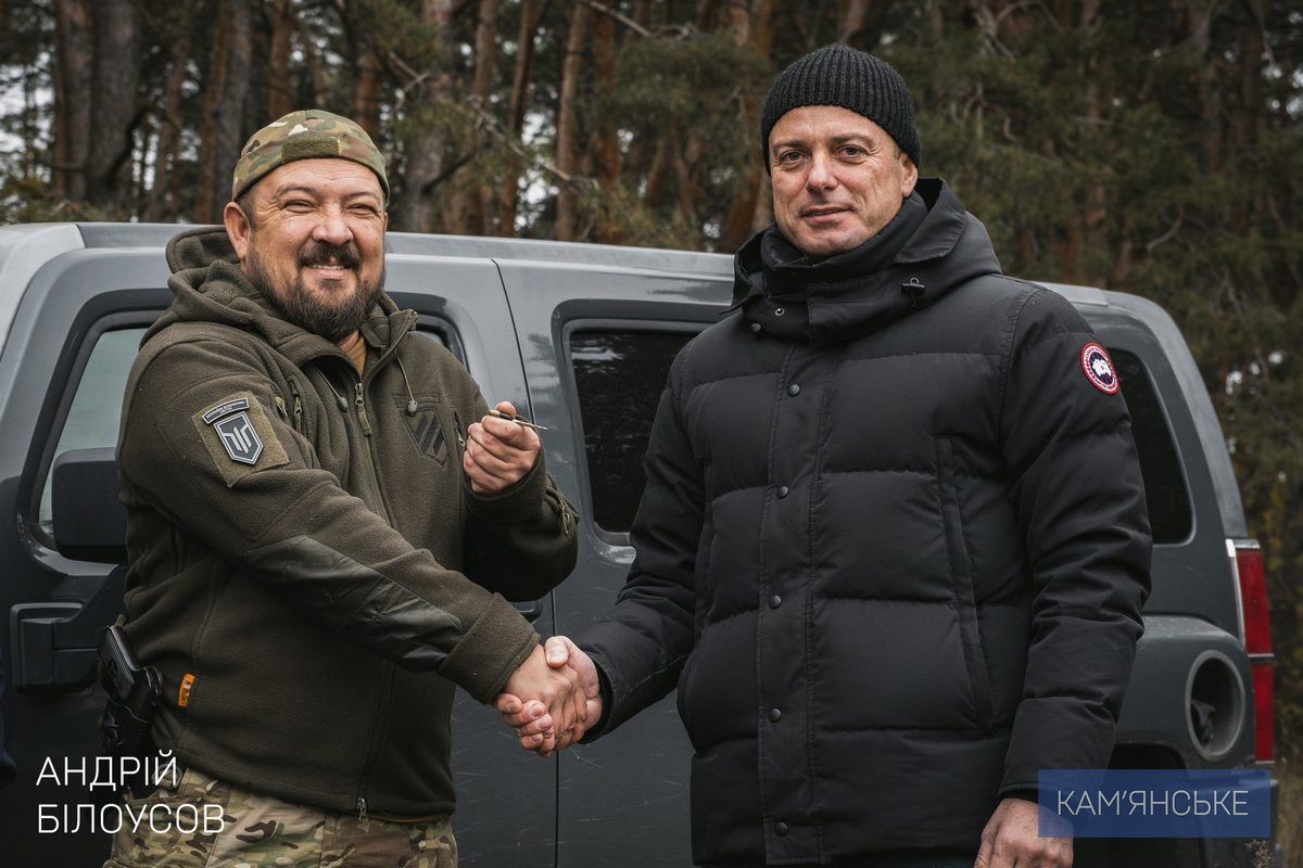 Мер Кам’янського та керівник фонду «Осоння України» передали Hummer Захисникам Мер Кам’янського та керівник фонду «Осоння України» передали Hummer Захисникам 1