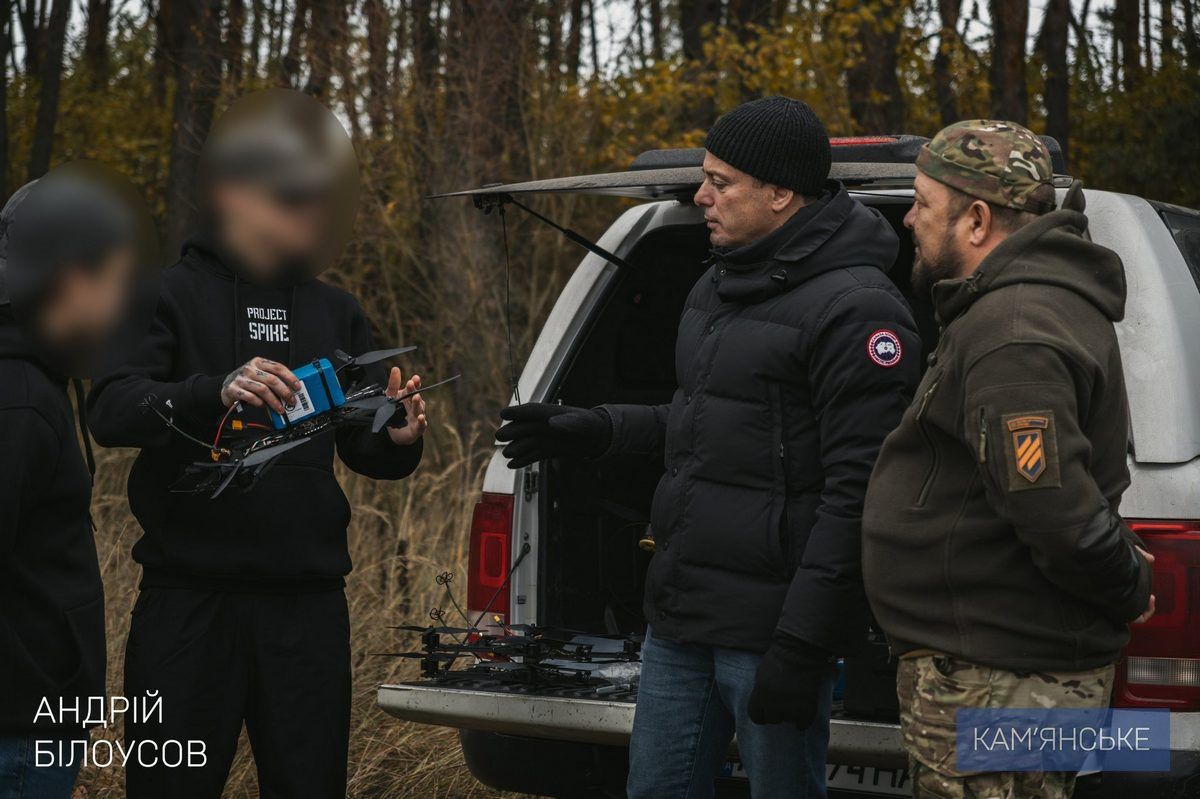 "Дякую нашим воїнам за службу і захист країни", - мер Кам'янського Мер Кам’янського та керівник фонду «Осоння України» передали Hummer Захисникам 4