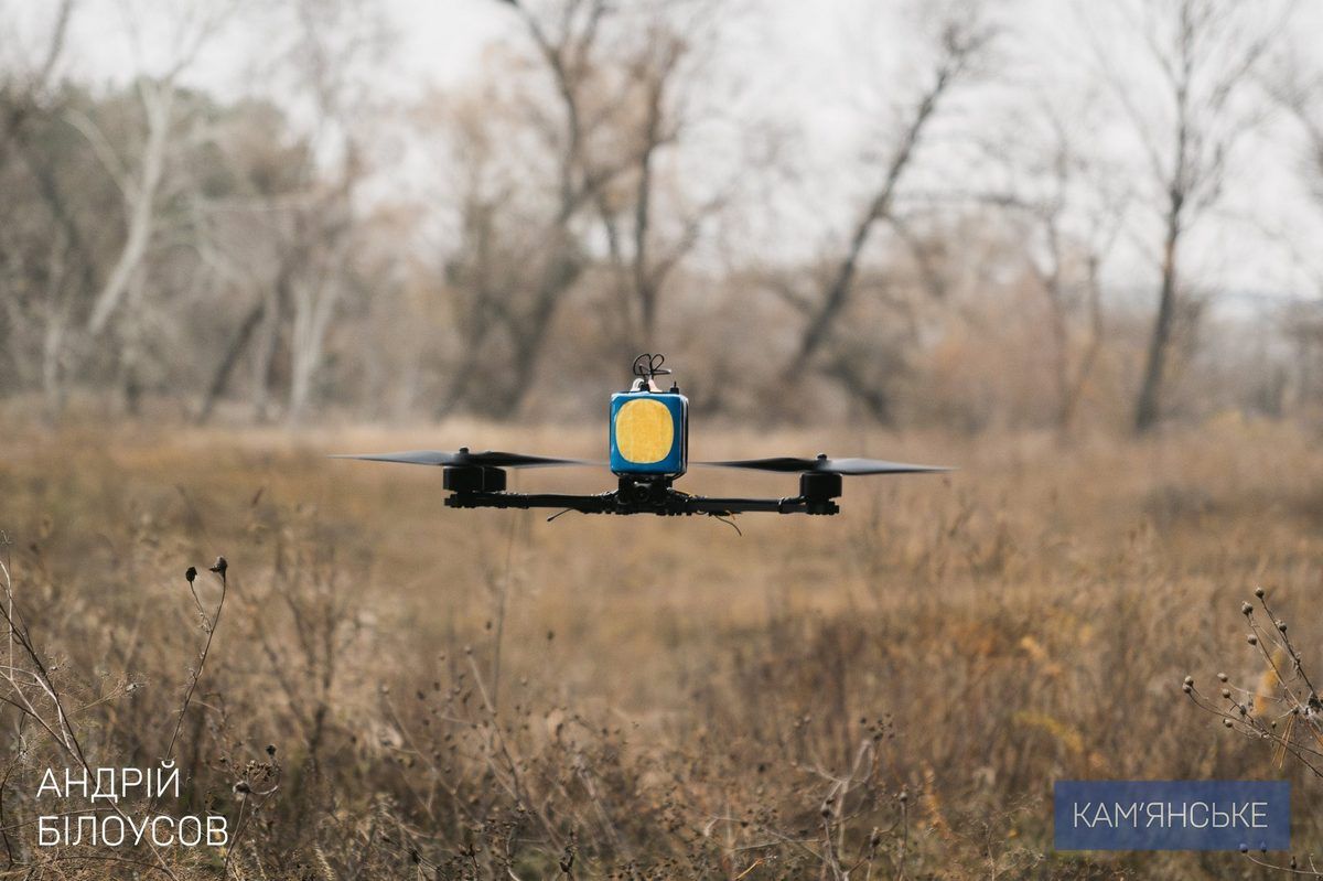 Білоусов: "Ознайомилися з технічними характеристиками дронів" Мер Кам’янського та керівник фонду «Осоння України» передали Hummer Захисникам 5