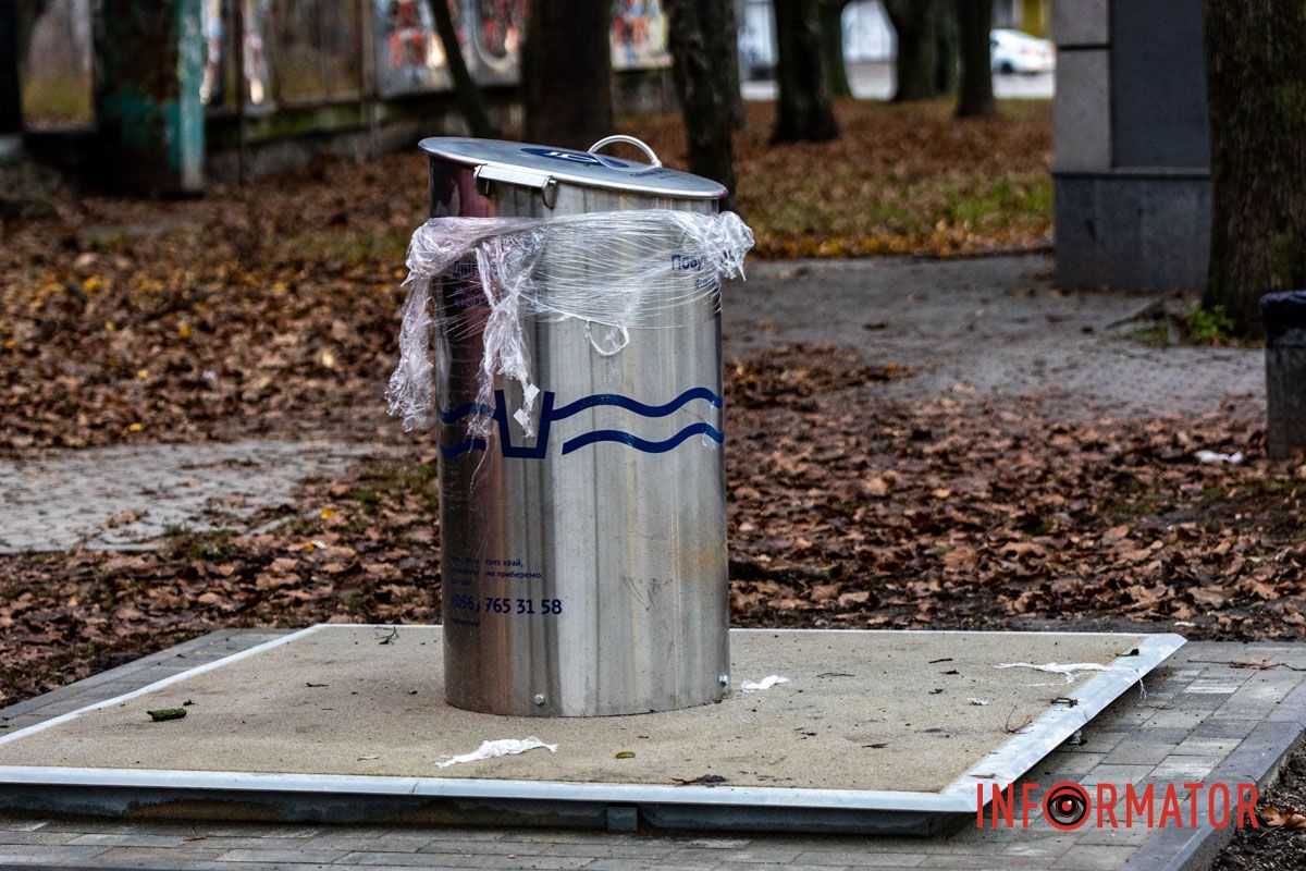 “Золоті” підземні сміттєві баки з’явилися на проспекті Науки 10