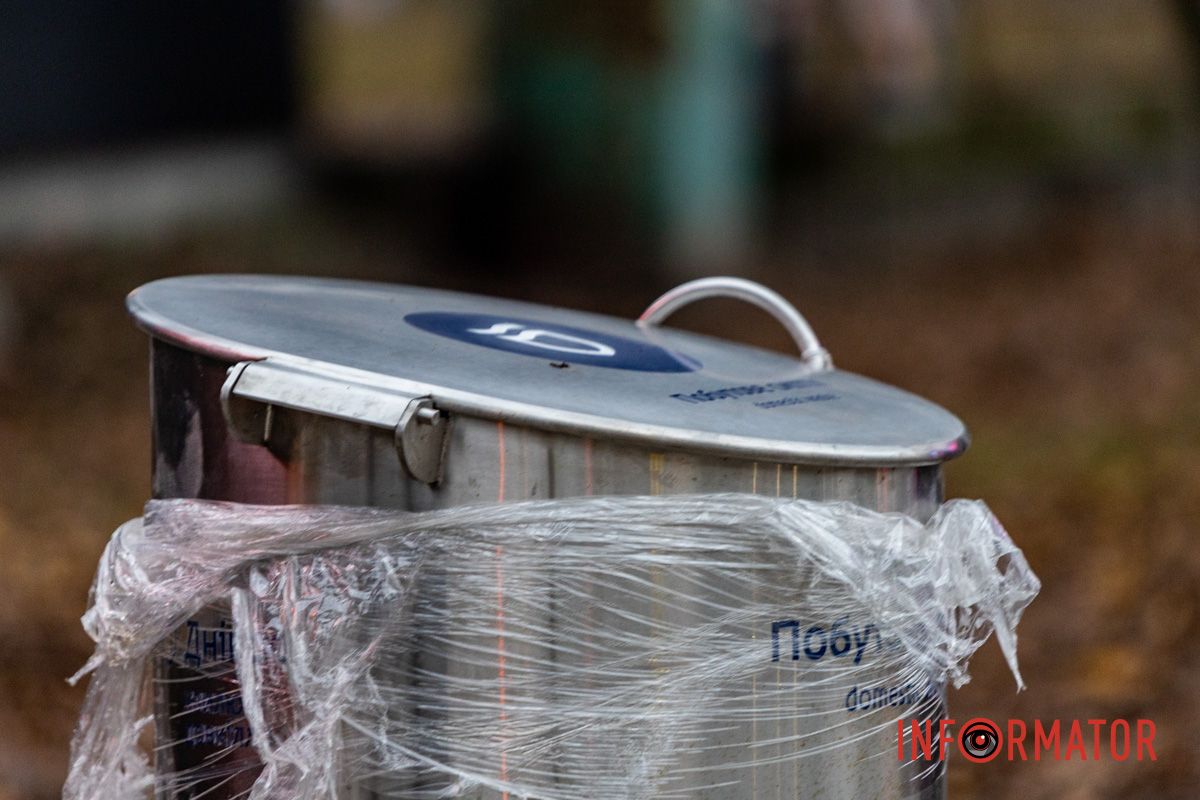 “Золоті” підземні сміттєві баки з’явилися на проспекті Науки 9