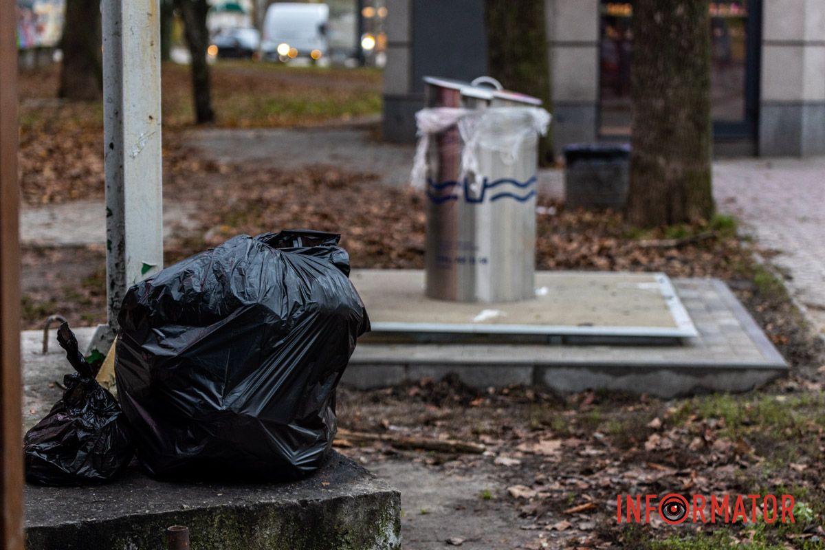 “Золоті” підземні сміттєві баки з’явилися на проспекті Науки 11